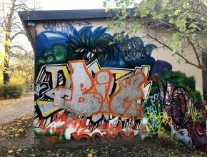 Bunt gestaltete Gebäudewand