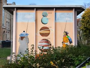 Kunstvoll gestaltete Häuschenwand