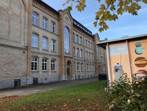 Kunstvoll gestaltete Häuschenwand