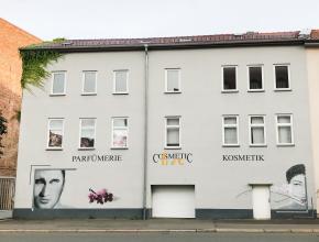 Künstlerische Portraits an Hauswand eines Cosmetic-Parfum-Studios