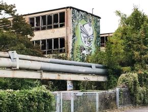 Großes, kunstvolles Motiv an Gebäudewand