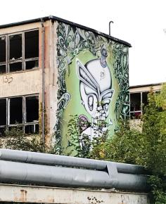 Großes, kunstvolles Motiv an Gebäudewand