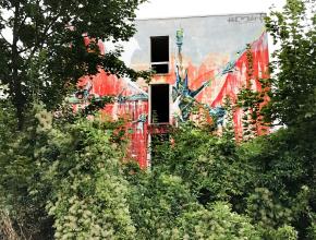 Großes, kunstvolles Motiv an Gebäudewand