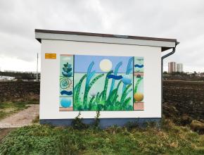 Trafostation aufwendig gestaltet im geometrischen Stil