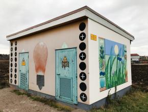 Trafostation aufwendig gestaltet im geometrischen Stil