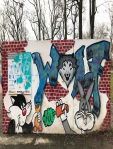 Freistehende Mauer mit Looney Tunes-Comic-Motiv