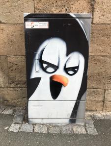Pinguin auf Versorgungskasten
