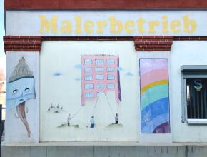 Hauswände eines Malereibetriebs