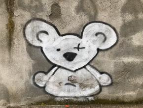 Maus auf Mauer