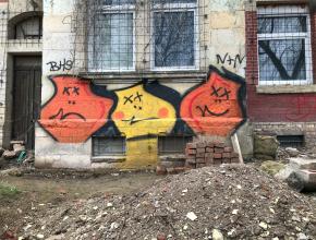 Behältnisse auf Abrisshaus