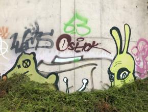 Fantasiefiguren lugen aus Gebüsch
