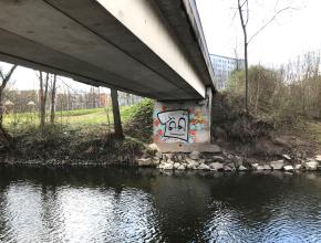 Brückenpfeiler mit Gesicht