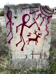 Einzelner Mauerstein im Stil v. Höhlenmalerei gestaltet