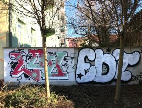 Schriftzug an Wohngebietmauer