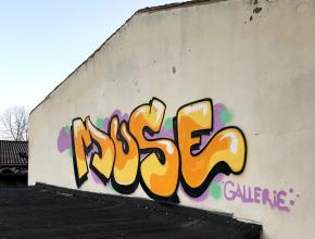 Schriftzug auf Dachgiebel 