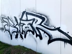 Tag auf Gebäudewand