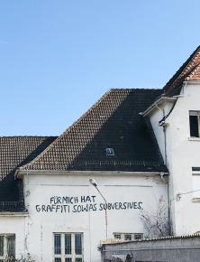 Schriftzug auf Gebäudewand