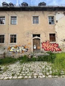 Tags auf verlassenem Haus