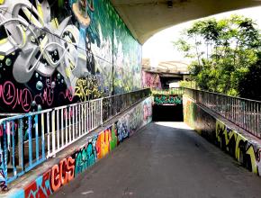 Bunt gestaltete Unterführung mit Tags