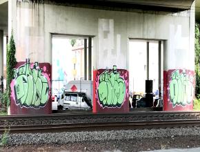 Tags auf Mauer