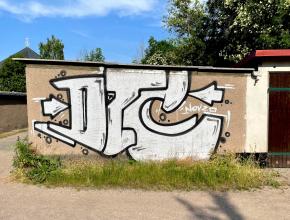 Tag auf Garagenwand