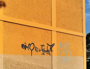 Schriftzug auf Kindergarten-Hauswand