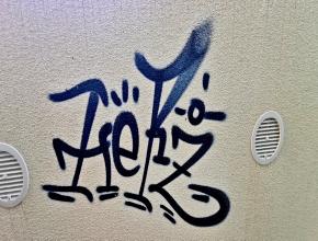 Kleiner Schriftzug auf Mauer