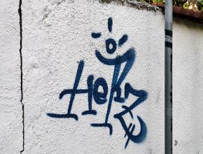 Kleiner Schriftzug auf Mauer