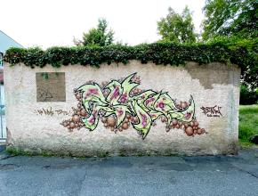 Bunter Schriftzug auf Mauer