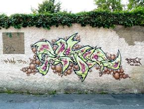 Bunter Schriftzug auf Mauer