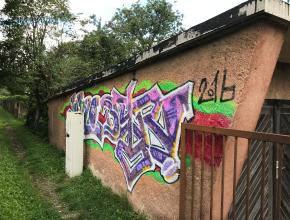 Bunter Tag an Garage