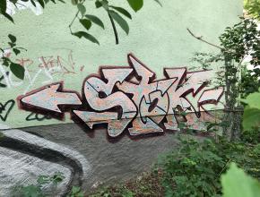 Tag auf Häuserwand