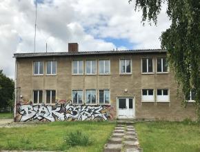 Tag auf leerstehendem Haus