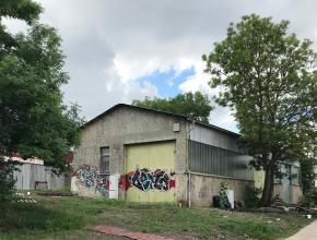 Tag auf leerstehendem Haus