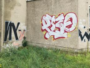 Tag auf leerstehendem Haus