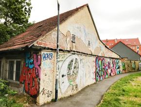 Bunt gestaltetes Haus & Mauer