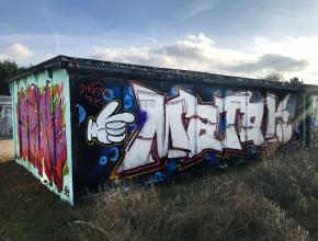Tags auf Garagenwänden