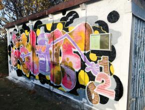 Tags auf Garagenwänden