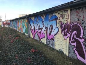 Tags auf Garagenwänden