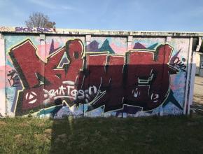 Tags auf Garagenwänden