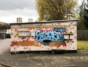 Tags auf Garagenwänden