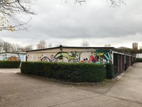 Tags auf Garagenwänden