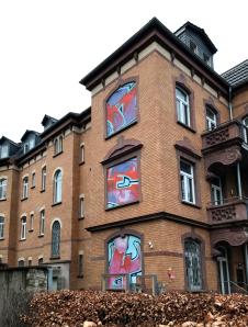 Fenstergestaltung an Backsteinhaus