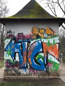 Aufwendiger Schriftzug an Häuschen