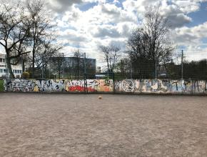 Bolzplatz-Mauern mit Tags
