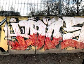 Bolzplatz-Mauern mit Tags