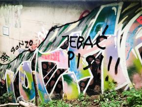 Tags unter einer Brücke