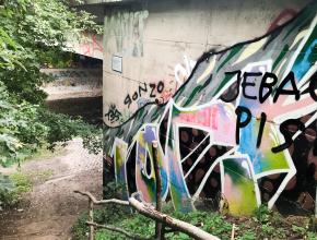 Tags unter einer Brücke