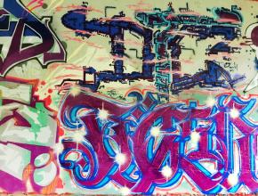 Tags unter einer Brücke