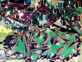 Tags unter einer Brücke